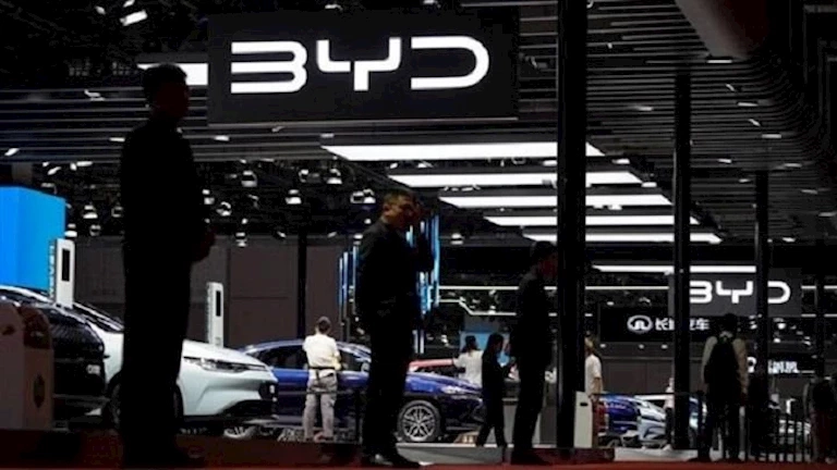 بالفيديو.. بي واي دي تعلن تشغيل أكبر حاملة سيارات في العالم
