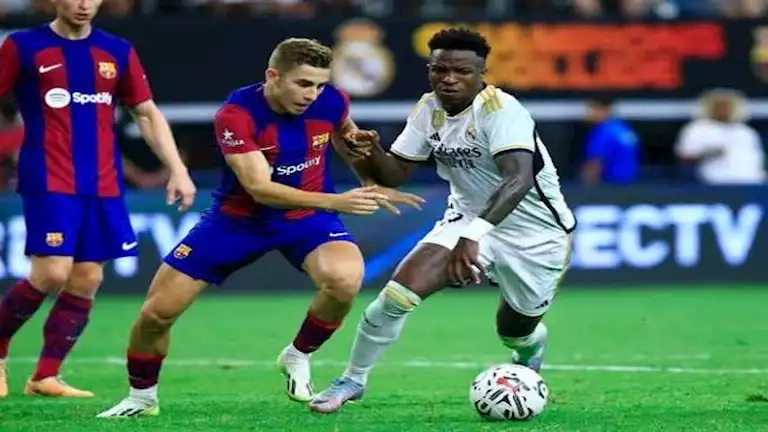 عقوبة صارمة للاعب ريال مدريد بسبب التعدي على حكم مباراة برشلونة