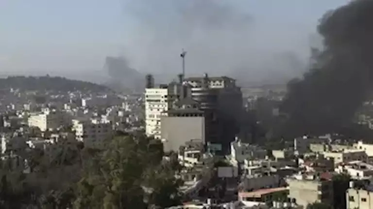 طارت 50 مترًا وسقطت أرضًا.. نجاة رضيعة فلسطينية من قصف إسرائيلي (فيديو)