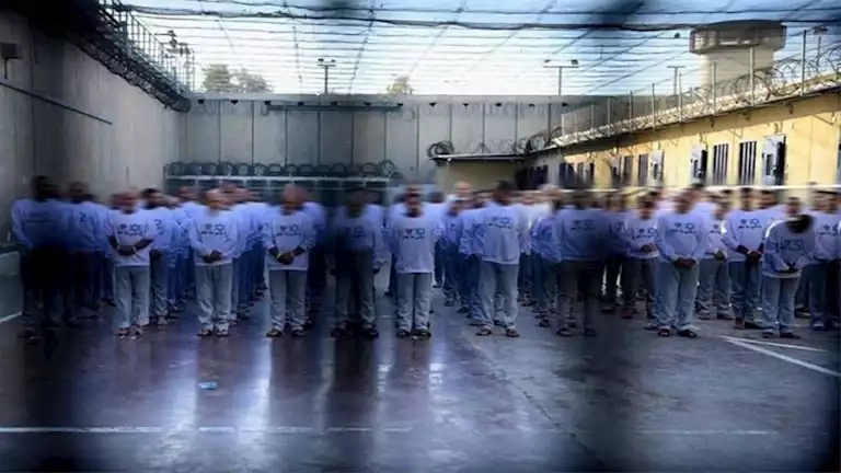 "غبي وصبياني".. جدل بإسرائيل بشأن ملابس الأسرى الفلسطينيين المفرج عنهم اليوم