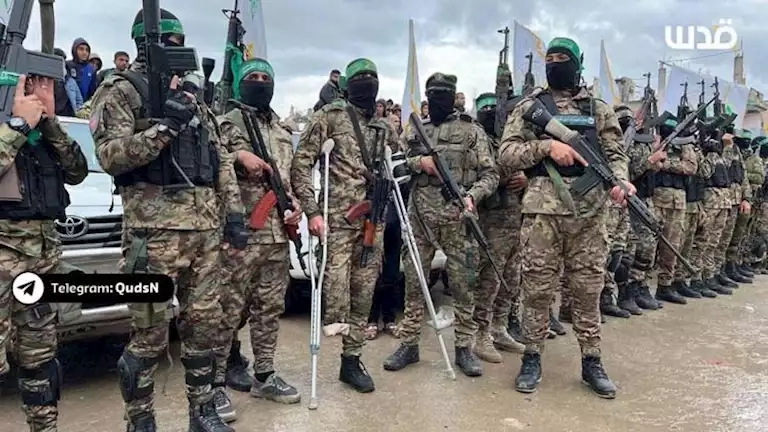 "أبرزها تقبيل رأس المقاومين".. مشاهد أحرجت إسرائيل في عملية تبادل الأسرى (فيديو-صور)
