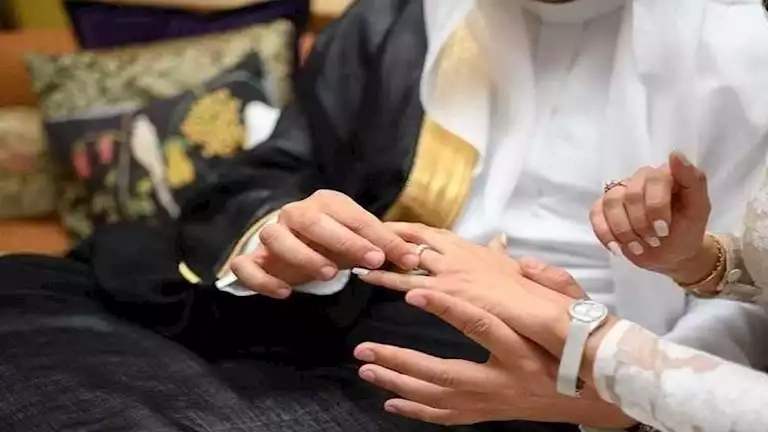 بسبب زواجه من "ابنة حلاق".. قبيلة يمنية تنبذ أحد أبنائها