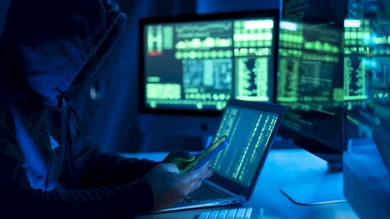 بعد ما حدث في "FBC".. خبير يوضح مخاطر الاستثمار عبر المنصات الإلكترونية