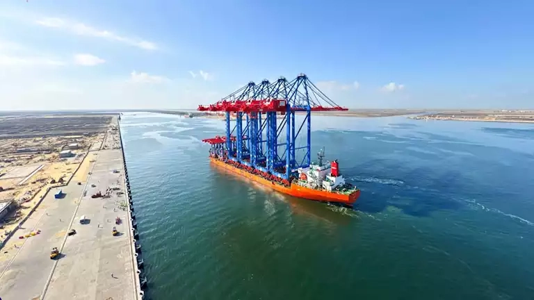 تعزيز القدرات اللوجستية.. رئيس اقتصادية قناة السويس يتفقد مشروعات مينائي شرق وغرب بورسعيد