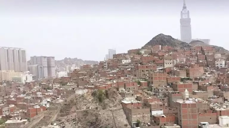 وصفت بالأضخم.. مكة تبدأ إزالة الأحياء العشوائية لتطويرها