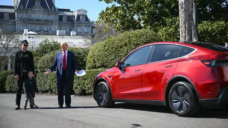 بعد إعلان الرئيس الأمريكي شرائها.. كم يبلغ سعر Model S في مصر