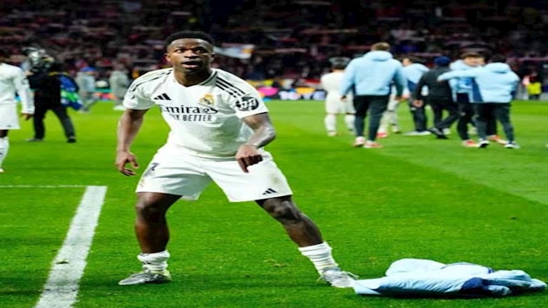 "بعد تصرف فينيسيوس وحكيمي".. لماذا يحتفل اللاعبون بوضع علم فريقهم في منتصف الملعب؟