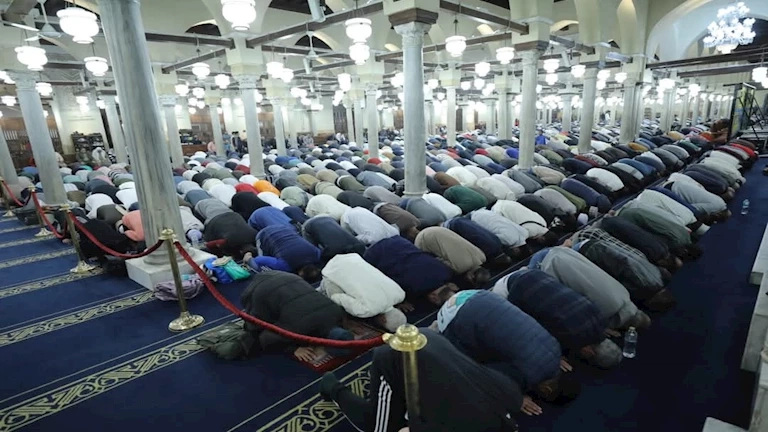 بعد صلاة التراويح.. إمام مسجد يقود المصلين لممارسة تمارين الضغط جماعة (فيديو)