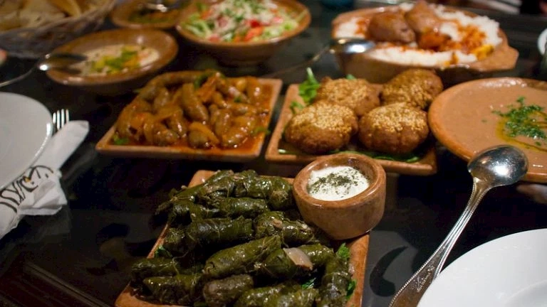 "المصريون يلقون 60 % من الأكل بالقمامة".. موائد رمضان تفيض بالطعام المهدر