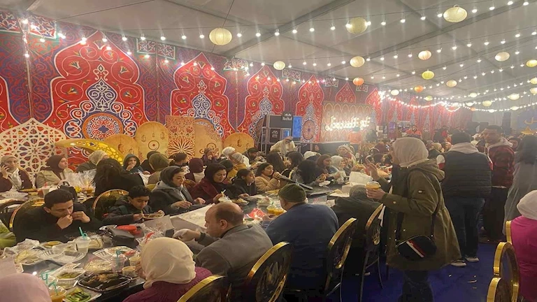 نادي جزيرة الورد يجمع 3000 شخص على مائدة إفطار خيري في المنصورة -صور