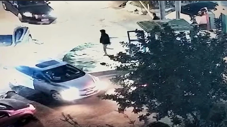 داست بنزين بدل الفرامل.. قرار جديد في واقعة دهس فتاة أب وابنه داخل مول بالإسكندرية- صور