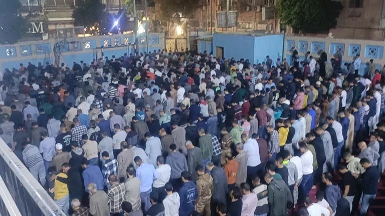 الآلاف يلتمسون ليلة القدر في صلاة التراويح بالمنيا