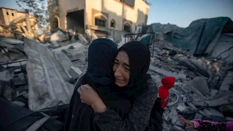 بين البحث عن "حياة كريمة" و"التمسك بالأرض"، كيف يرى غزّيون فكرة مغادرة القطاع؟