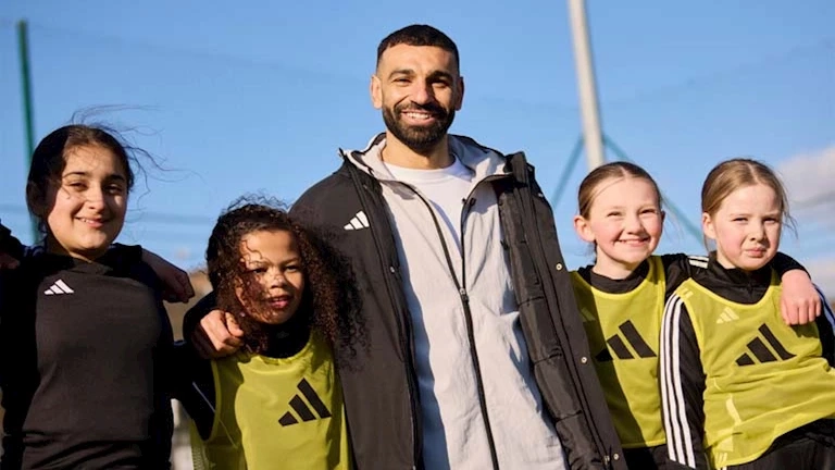 "ضمن حملة إعلانية".. محمد صلاح يفاجئ فتيات سيفون رينجرز بزيارة تحفيزية