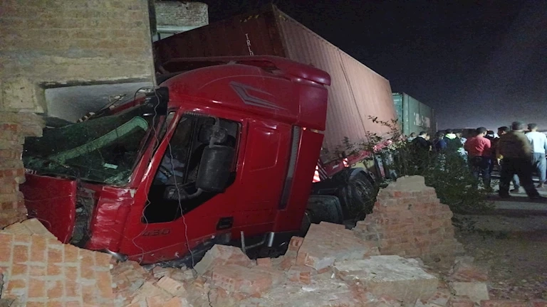 مقطورة كبيرة تصطدم بشرفة منزل في القليوبية