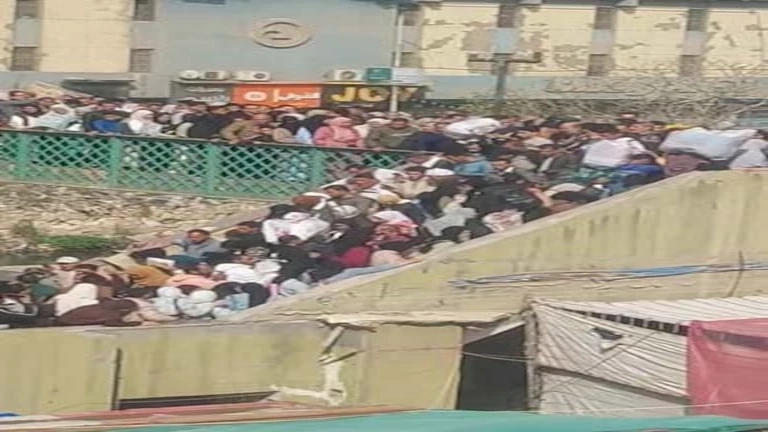 "الحقونا قبل ما يقع".. زحام هائل أعلى كوبري مشاة يهدد سلامة المواطنين بالبحيرة