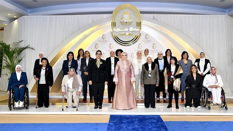 انتصار السيسي تكرم مجموعة من السيدات المصريات.. ومفتي السعودية يحسم جدل صلاة التراويح- (النشرة الرمضانية)