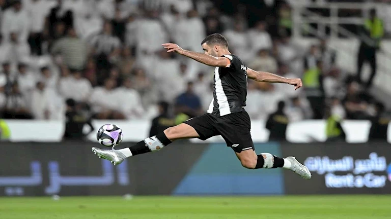 "بسبب ركلة جزاء".. خلاف بين عبدالرزاق حمدالله لاعب الشباب السعودي وزميله "فيديو"