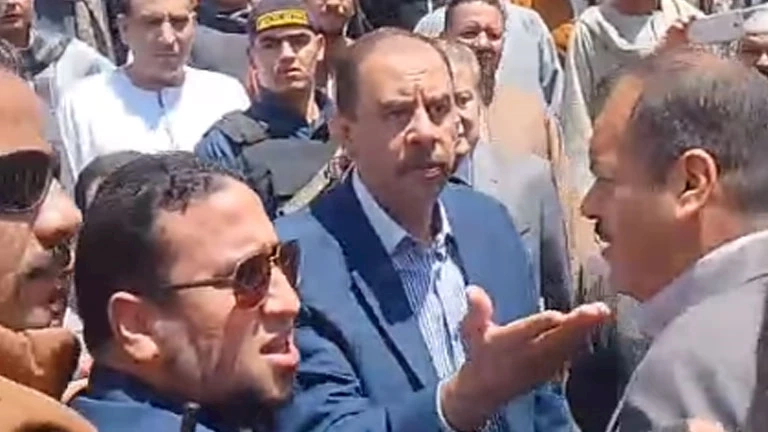 "مكفهوش الخناق عند المسجد".. القصة الكاملة لمشاجرة نائب محافظ سوهاج والسكرتير العام