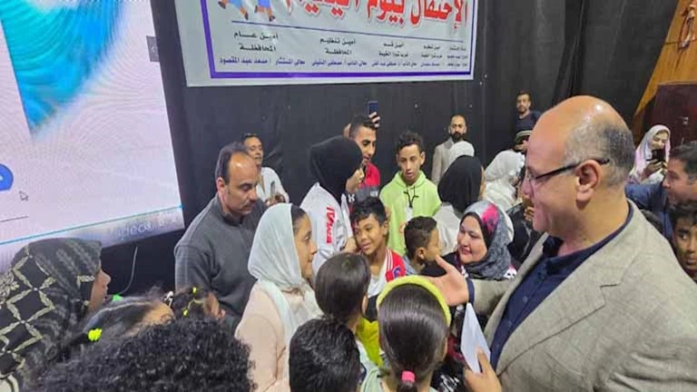 محافظ القليوبية يشارك الأيتام فرحة يومهم ويكرم المتميزين فى شبرا الخيمة -صور