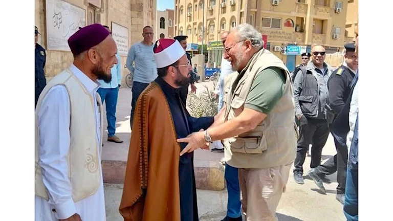 صلى الجمعة في مسجد جده.. الملك أحمد فؤاد الثاني يزور سيوة -صور