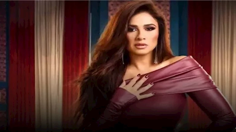 ياسمين عبدالعزيز بالحجاب وترسل "قبلة الوداع" لأضحية العيد