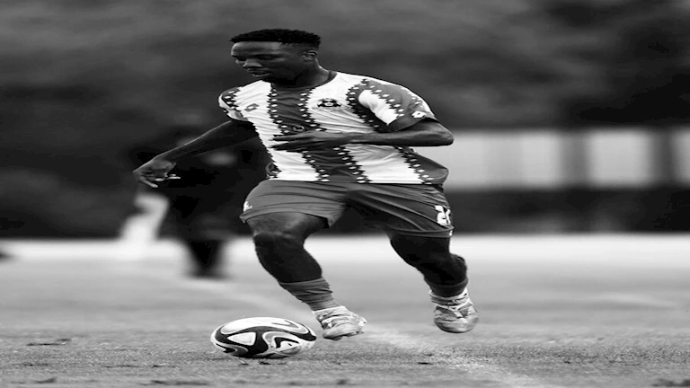 سقط بين الشوطين.. وفاة لاعب كرة قدم خلال مباراة في جنوب أفريقيا