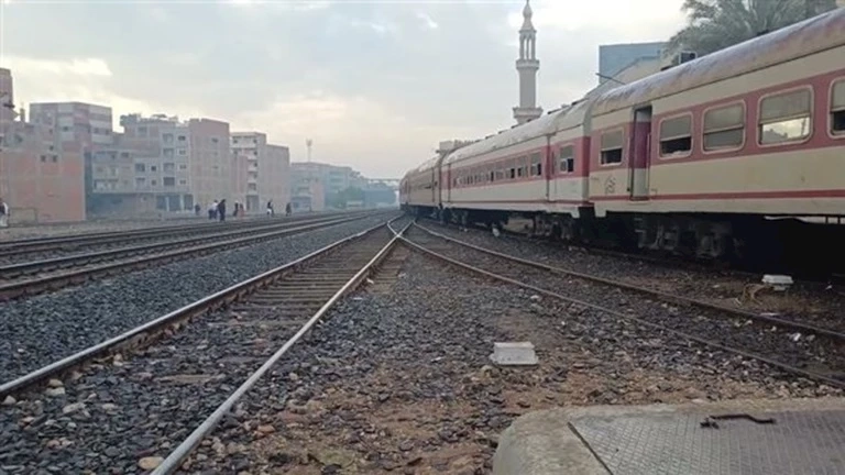 خلع ملابسه أمام ركاب القطار.. إيداع شاب مصحة نفسية في بني سويف