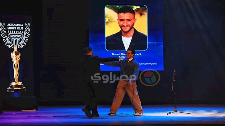 طه دسوقي يكرّم أحمد مالك بجائزة هيباتيا الذهبية في مهرجان الإسكندرية للفيلم القصير