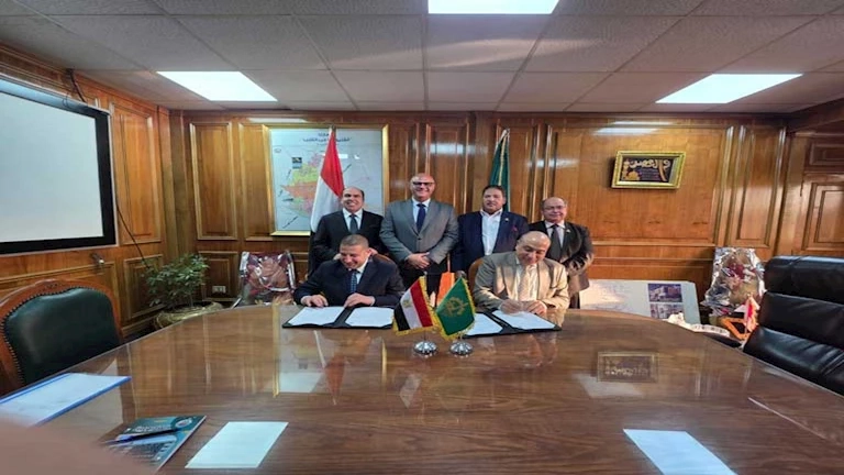 محافظ القليوبية يوقع بروتوكول لإنشاء محطة لتحويل وتموين السيارات بالغاز الطبيعي فى شبرا الخيمة