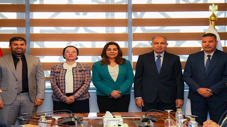 توقيع عقد إدارة وتشغيل مصنع تدوير المخلفات البلدية بمركز العدوة مع إحدى شركات القطاع الخاص