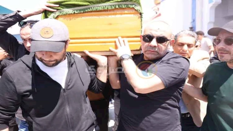 بالصور.. حمزة العيلي ومحسن منصور يحملان "نعش" زوجة نضال الشافعي