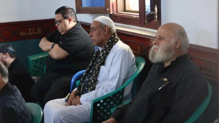 بـ"الجلباب الأبيض".. أحمد بدير يحضر جنازة زوجة نضال الشافعي (صورة)