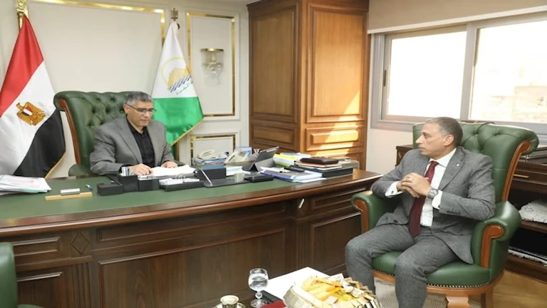 محافظ الجيزة يطلع على انتظام سير العملية التعليمية والجداول الزمنية لإنهاء المقررات الدراسية