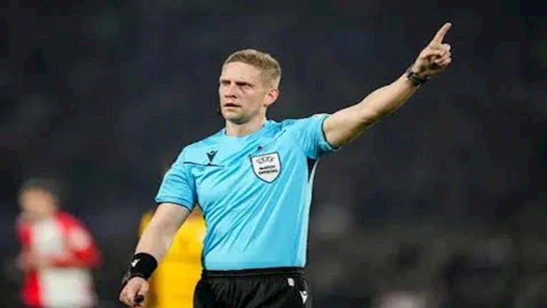 صاحب ذكريات مؤلمة للإسبان.. إسكاس حكمًا لموقعة برشلونة ودورتموند بدوري الأبطال