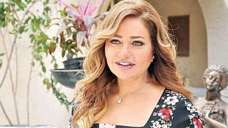 ليلى علوي تنشر صور وفيديو مع أصدقائها من اليونان في دهب