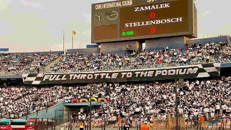 جماهير الزمالك ترفع قميص "مشوه" لزيزو في مدرجات مباراة ستيلينبوش