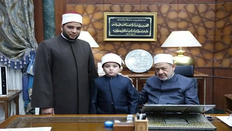 الواعظ الصغير.. قصة الطفل أنس الذي جلس على كرسي شيخ الأزهر وكرمه الطيب