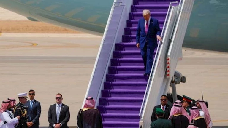 لماذا وضعت الرياض سجاد باللون البنفسجي أثناء استقبال ترامب؟