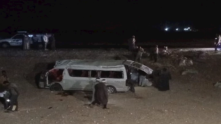 مصرع طفلة وإصابة 9 أشخاص فى انقلاب ميكروباص ب"صحراوي أسيوط"