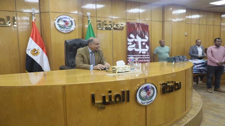 محافظ المنيا يشارك حجاج الجمعيات الأهلية فرحتهم قبل السفر للأراضي المقدسة -صور