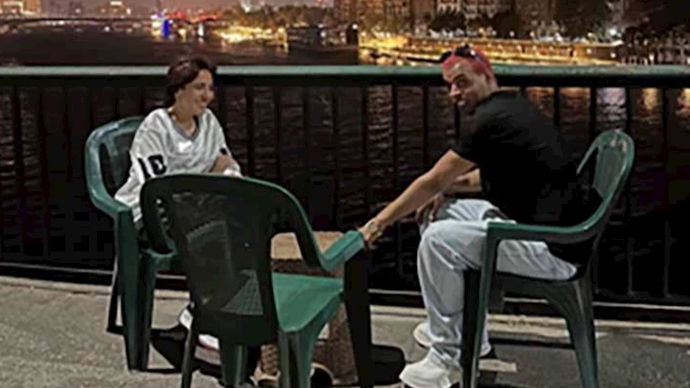 على كورنيش النيل.. مي كساب رفقة زوجها أوكا