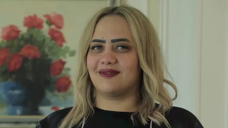 "البلوجرز وقعوا في بعض".. "أم سجدة" تتهم صانع محتوى بالاعتداء عليها في الطالبية