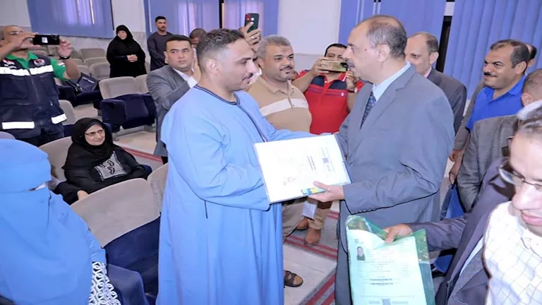 محافظ سوهاج يسلم تأشيرات وتذاكر الحج للفائزين بقرعة حج الجمعيات الأهلية (فيديو وصور)