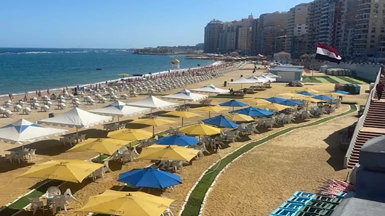 20 صورة ساحرة من "البوريفاج".. شاهد استعدادات شاطئ الذكريات والأفلام بالإسكندرية للصيف