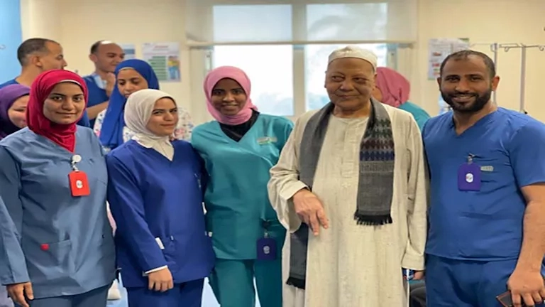 "عم سباعي" يتحدى السرطان ويحتفل بعيد ميلاده في جلسة الكيماوي بالأقصر