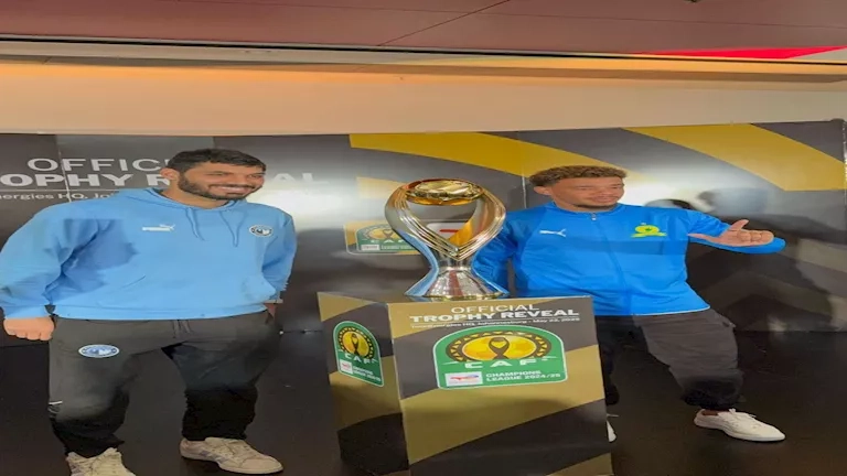 قبل مواجهة صندوانز.. قائد بيراميدز رفقة الكأس الجديدة لدوري أبطال أفريقيا (صور)