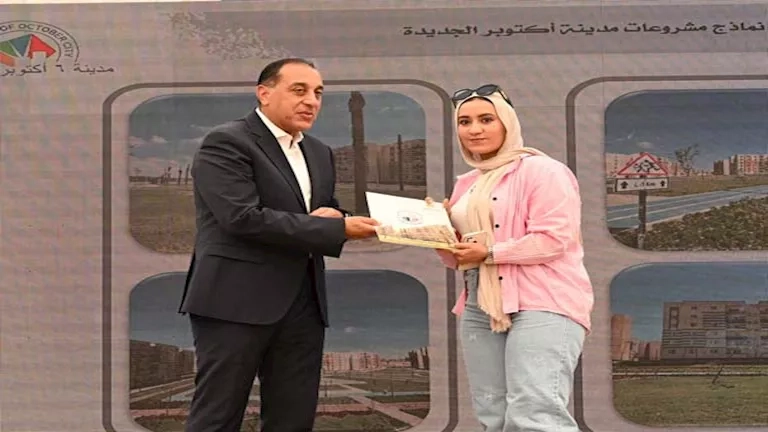 صور.. مدبولي يسلم عددًا من عقود وحدات سكن لكل المصريين بأكتوبر الجديدة