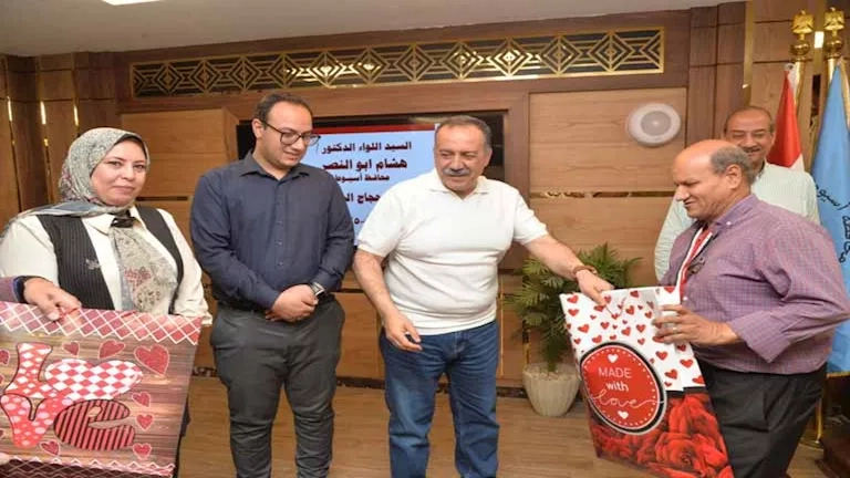 محافظ أسيوط يسلم تأشيرات 320 من حجاج الجمعيات الأهلية (صور)