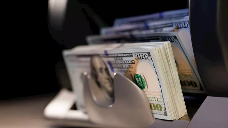 ‏الدولار بـ49.57 جنيه.. سعر العملات الأجنبية اليوم الخميس 5-6-2025